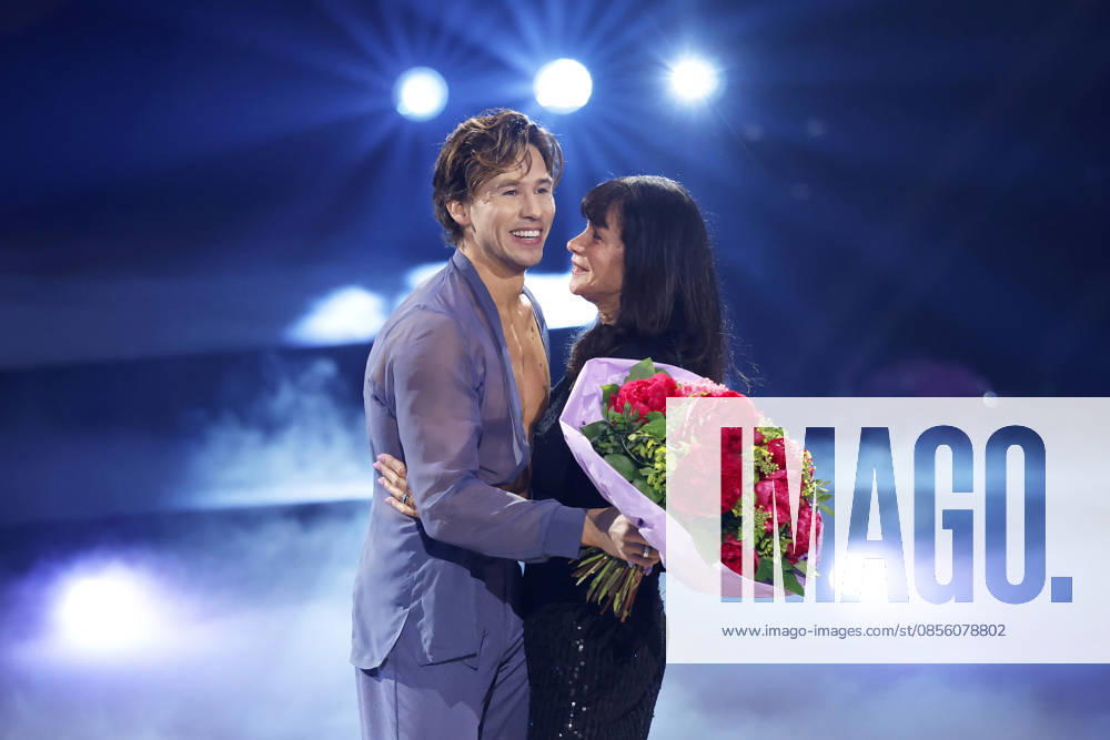 Athlete Joel Mattli surprises his mother Elfie with flowers at the ninth dance show of the 19th season of the RTL dance show Lets Dance at the Coloneum Cologne, 08 05 2026 NRW Germany