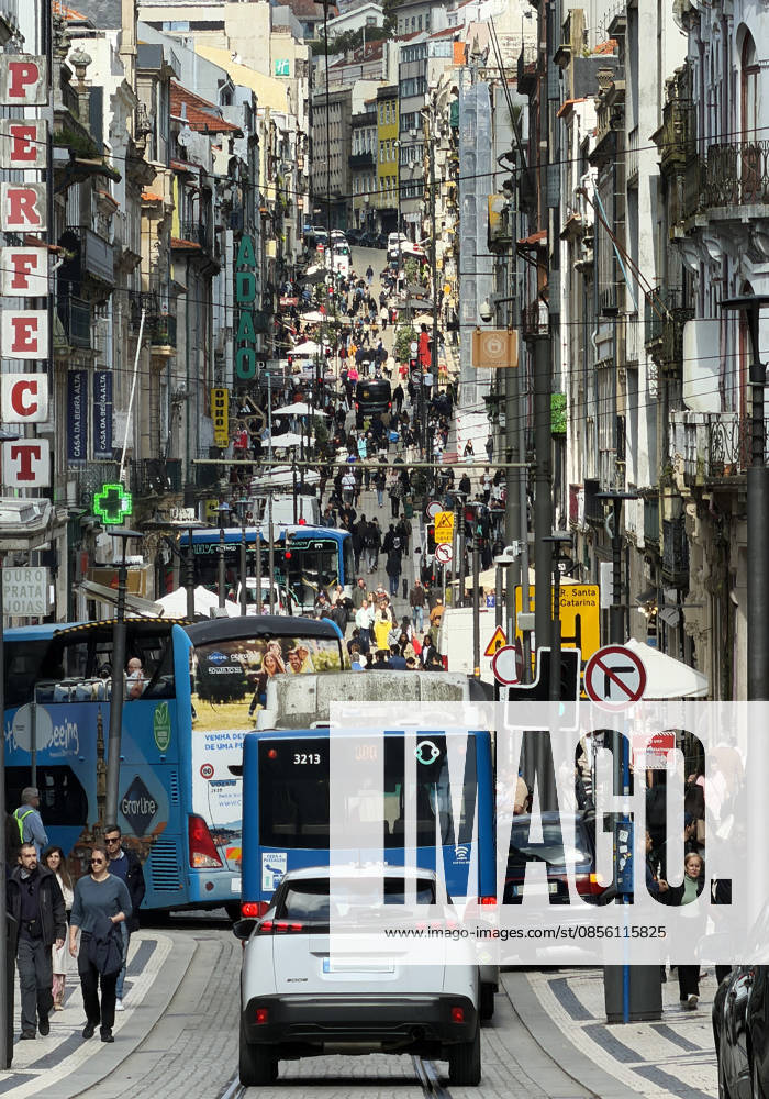 Viel Verkehr und viele Menschen in der engen und steilen Strasse Rua dos Clérigos in der Altstadt, Ribeira, Porto, Portugal, Europa Viel Verkehr und viele Menschen in der engen und steilen Strasse Rua dos Cl?rigos in der Altstadt, Ribeira, Porto, Portugal, Europa (License=RM)