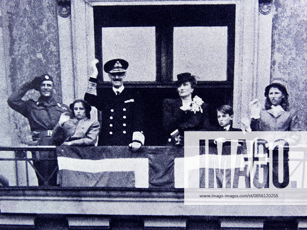 Prinzessin Astrid von Norwegen ist tot King Haakon, Crown Princess Martha, Prince Olav, Princess Ragnhild, princess Astrid AND Prince Harald of Norway King Haakon, Crown Princess Martha, Prince Olav, Princess Ragnhild, princess Astrid AND Prince Harald of Norway return home after the liberation of Norway after World War Two Editorial use only. All other uses to be cleared with the copyright owner (World History Archive), in advance., WHA_049_0437.jpg, King Haakon; Crown Princess Martha; Prince Olav; Princess Ragnhild; Princess Astrid; Prince Harald; Norway; liberation; World War Two; return home; royal family; Norwegian royalty; historical; celebration; victory; parade; Oslo; 1945; post-war; family reunion; patriotism; Scandinavian; monarchs; royal process