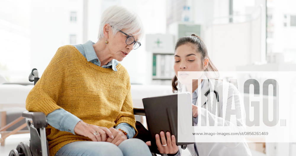 Tablet, results or doctor with old woman In wheelchair or consultation for healthcare in hospital clinic. Technology, appointment or medical worker talking to an elderly person with a disability. (License=RF) ,model released, Symbolfoto