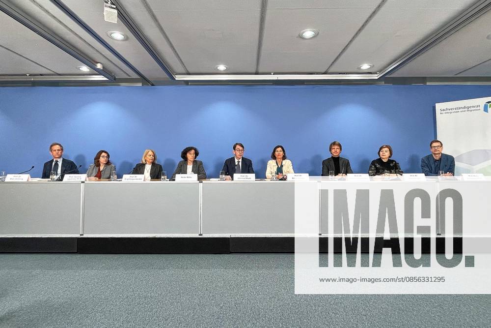 Haus der Bundespressekonferenz Press conference Presentation of the German Council of Experts on Integration and Migration SVR Annual Report 2026 L R Marc Helbling, Sandra Lavenex, Birgit Leyendecker, Heike Köhn, Winfried Kluth, Birgit Glorius, Hannes Schammann, Havva Engin, Panu Poutvaara