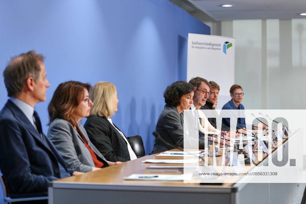 Haus der Bundespressekonferenz Press conference Presentation of the German Council of Experts on Integration and Migration SVR Annual Report 2026 L R Marc Helbling, Sandra Lavenex, Birgit Leyendecker, Heike Köhn, Winfried Kluth, Birgit Glorius, Hannes Schammann, Havva Engin, Panu Poutvaara