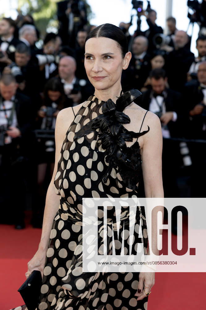 Géraldine Pailhas Montée des marches du film La vénus électrique pour la cérémonie douverture du 79ème Festival International du Film de Cannes, le 12 mai 2026 Olivier Borde Bestimage Red carpet for The electric kiss during the 79th Cannes International Film Festival Opening ceremony on May 12, 2026 Cannes France