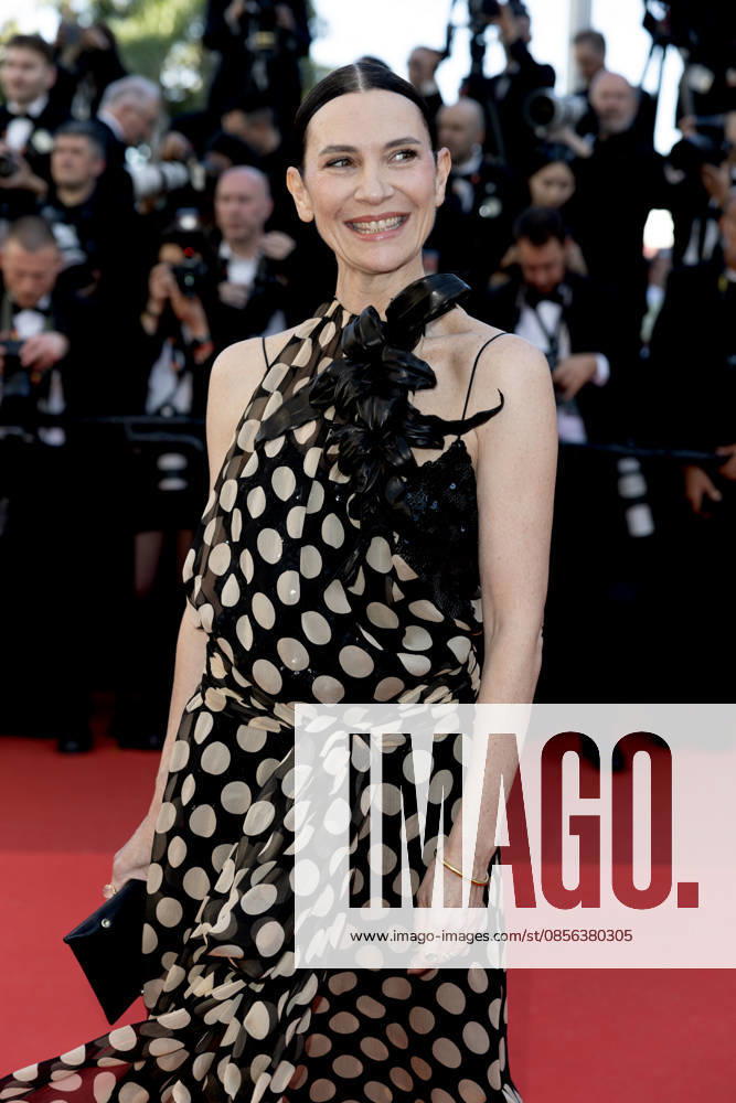 Géraldine Pailhas Montée des marches du film La vénus électrique pour la cérémonie douverture du 79ème Festival International du Film de Cannes, le 12 mai 2026 Olivier Borde Bestimage Red carpet for The electric kiss during the 79th Cannes International Film Festival Opening ceremony on May 12, 2026 Cannes France