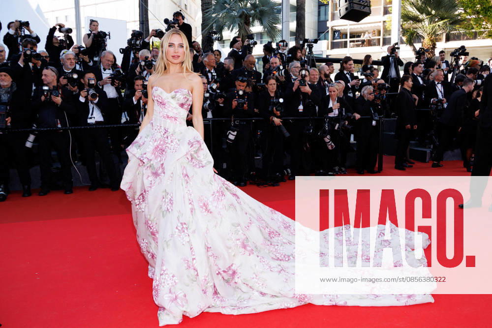Kimberley Garner Montée des marches du film La vénus électrique pour la cérémonie douverture du 79ème Festival International du Film de Cannes, le 12 mai 2026 Jacovides Moreau Bestimage Red carpet for The electric kiss during the 79th Cannes International Film Festival Opening ceremony on May 12, 2026 Cannes France