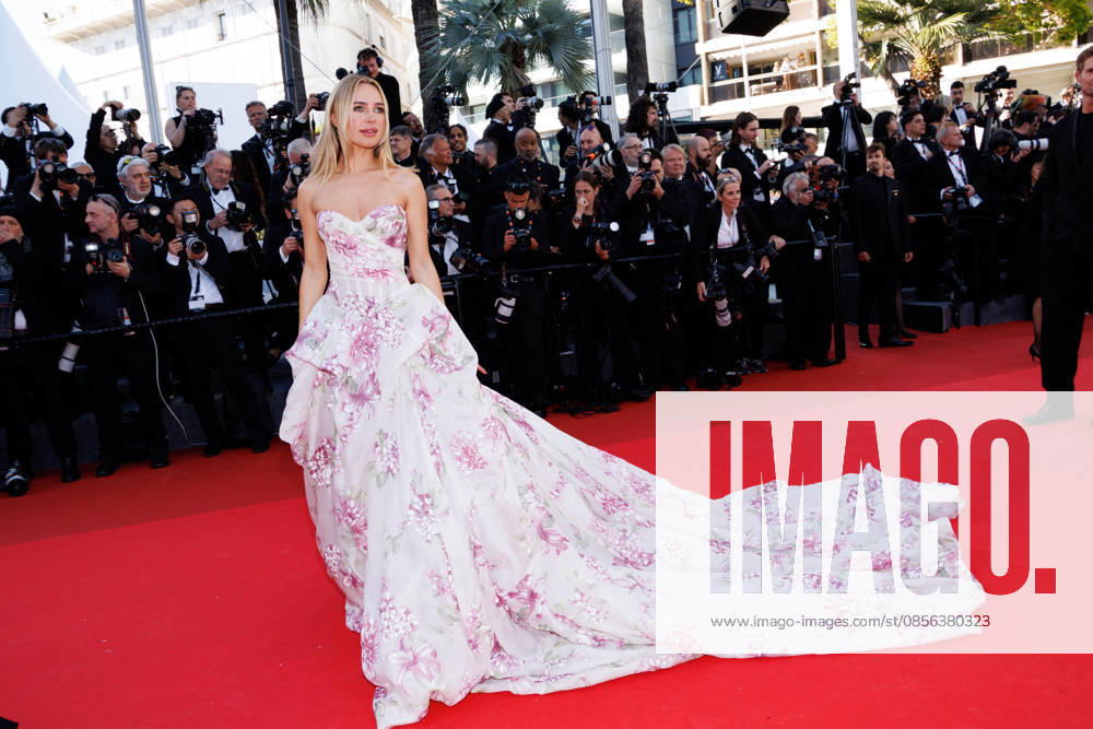 Kimberley Garner Montée des marches du film La vénus électrique pour la cérémonie douverture du 79ème Festival International du Film de Cannes, le 12 mai 2026 Jacovides Moreau Bestimage Red carpet for The electric kiss during the 79th Cannes International Film Festival Opening ceremony on May 12, 2026 Cannes France