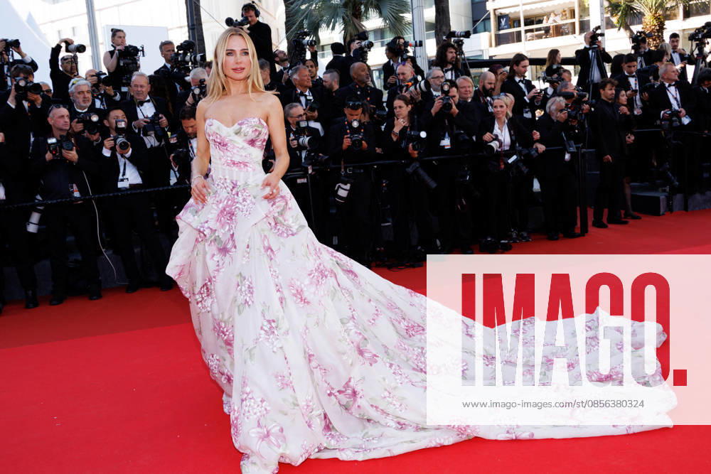 Kimberley Garner Montée des marches du film La vénus électrique pour la cérémonie douverture du 79ème Festival International du Film de Cannes, le 12 mai 2026 Jacovides Moreau Bestimage Red carpet for The electric kiss during the 79th Cannes International Film Festival Opening ceremony on May 12, 2026 Cannes France
