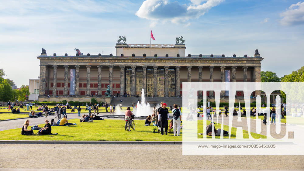 Altes Museum Berlin Lustgarten with fountain and spring hustle and bustle, Berlin, 10 05 2026 Front view of the Altes Museum at the Lustgarten in Berlin Mitte with the fountain in the foreground Numerous people relaxing on the lawn in the spring sunshine Banners for the exhibition Antike can be seen on the columned facade Berlin Mitte Berlin Germany 20260510-286A7024-M4000