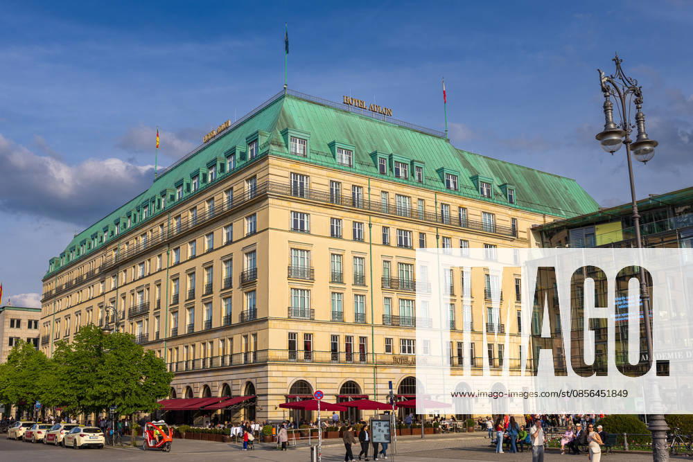 Hotel Adlon Kempinski Berlin Luxury hotel on Pariser Platz, Berlin, 10 05 2026 Exterior view of the Hotel Adlon Kempinski on Pariser Platz in Berlin Mitte near the Brandenburg Gate The historicizing façade with green copper roof and red outdoor gastronomy On the right the Academy of Arts Numerous visitors enliven the square Berlin Mitte Berlin Germany 20260510-286A7064-M4000
