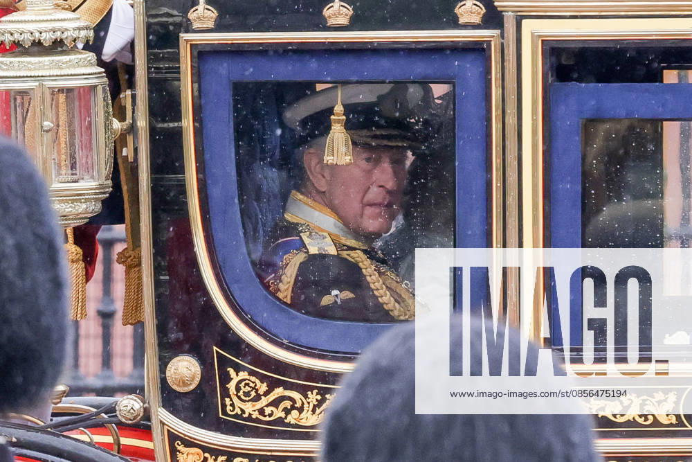 London, UK. KING CHARLES III and QUEEN CAMILLA depart Buckingham Palace in the Diamond Jubilee State Coach to House of Lords in Westminster in London for The State Opening of Parliament and The Kingâ€⠢s Speech. The Kingâ€⠢s Speech marks the formal start of the parliamentary year and sets out the government s agenda for the 2026-27 session. London UK - ZUMAl94_ 20260513_zaf_l94_036