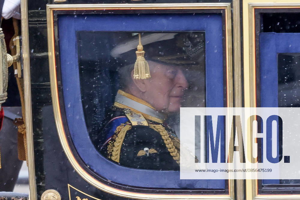 London, UK. KING CHARLES III and QUEEN CAMILLA depart Buckingham Palace in the Diamond Jubilee State Coach to House of Lords in Westminster in London for The State Opening of Parliament and The Kingâ€⠢s Speech. The Kingâ€⠢s Speech marks the formal start of the parliamentary year and sets out the government s agenda for the 2026-27 session. London UK - ZUMAl94_ 20260513_zaf_l94_038