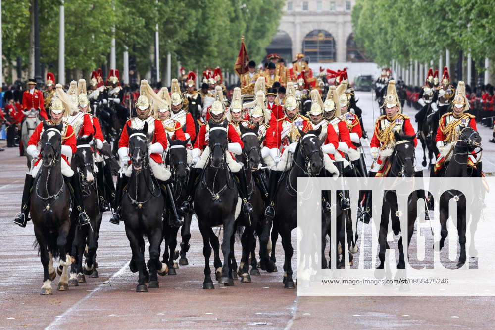 London, UK. KING CHARLES III and QUEEN CAMILLA travel along the Mall as they arrive back at Buckingham Palace after the State Opening of Parliament and The Kings Speech at the House of Lords, in Westminster, London. The Kings Speech marks the formal start of the parliamentary year and sets out the government s agenda for the 2026-27 session. London UK - ZUMAl94_ 20260513_zaf_l94_042