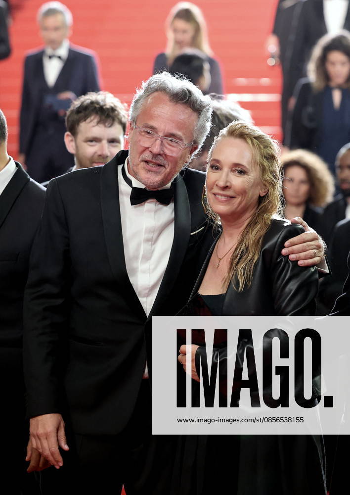 François Kraus, Emmanuelle Bercot Descente des marches du film Labandon lors du 79ème Festival International du Film de Cannes, le 13 mai 2026 Jacovides Moreau Bestimage People leaving the red carpet for Forsaken at the 79th Cannes International Film Festival on May 13, 2026 Cannes France