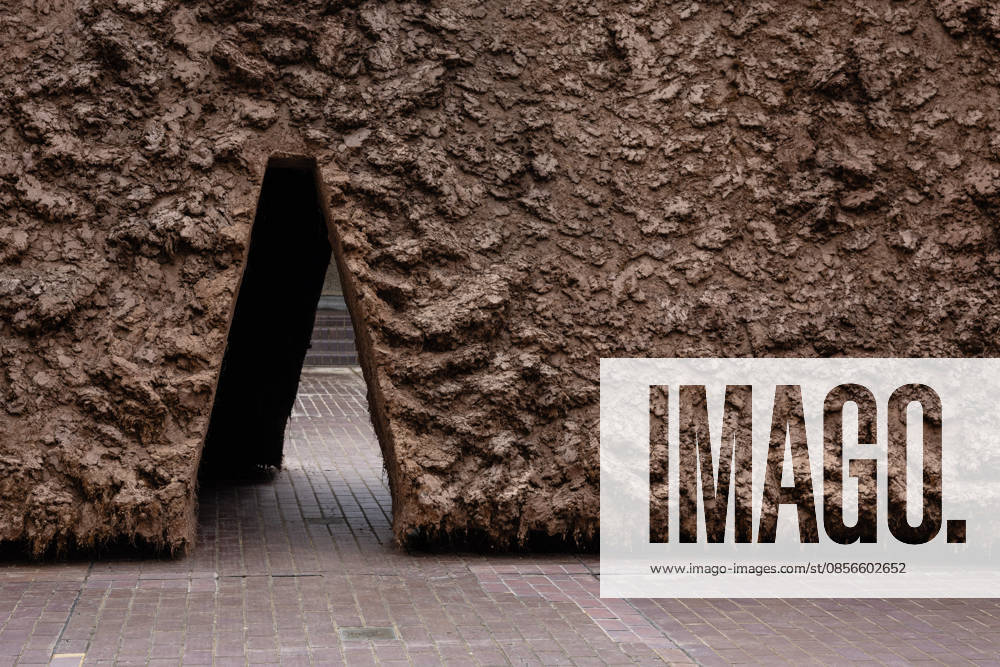 Delcy Morelos: origo at the Barbican Sculpture Court, London, UK 14 May 2026 origo, a monumental earthen sculpture by Colombian artist Delcy Morelos, on display at the Barbican Sculpture Court, London, UK, on 14 May 2026. The work spans roughly 24 x 18 metres and is hand-built with several tonnes of soil and aromatic spices including cinnamon and coffee, marking the first large-scale artistic commission in the Sculpture Court in ten years, on view from 15 May until 31 July 2026., Credit:Pete Speller Avalon