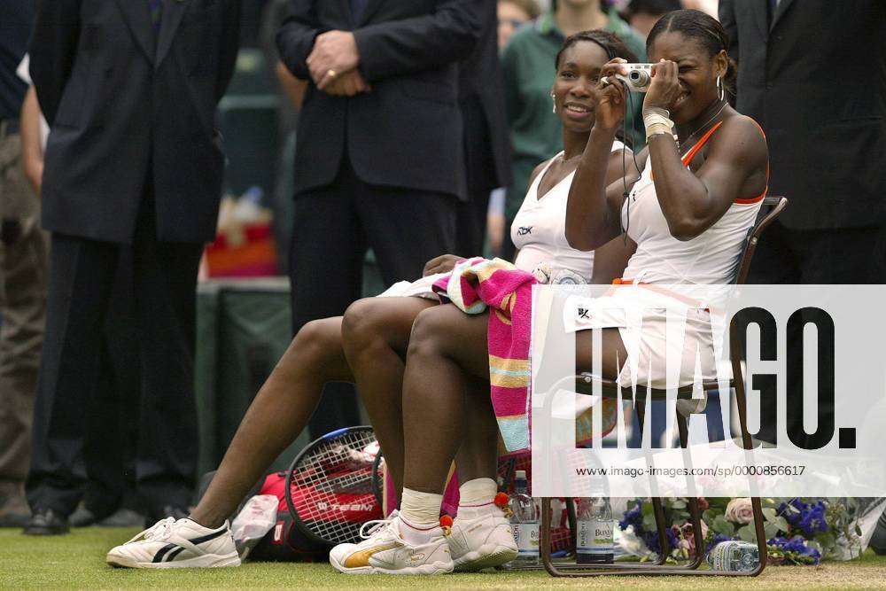 Serena Williams (re.) und ihre Schwester Venus (beide USA) halten alles für das Familienalbum fest Tennis Damen All England Championships 2003, Grand Slam, WTA-Tour, Finale, Endspiel Gruppe Wimbledon London