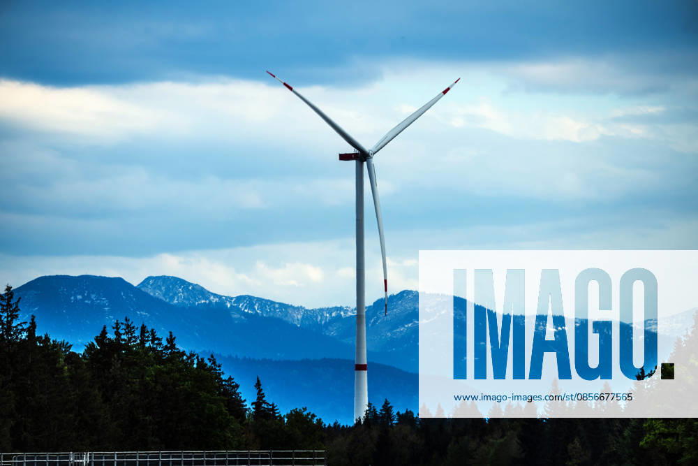 Lone Bavarian wind turbine in front of an Alpine panorama, view from Sauerlach to the south towards the Alps, Bavaria lags behind other federal states in the expansion of wind power, Sauer