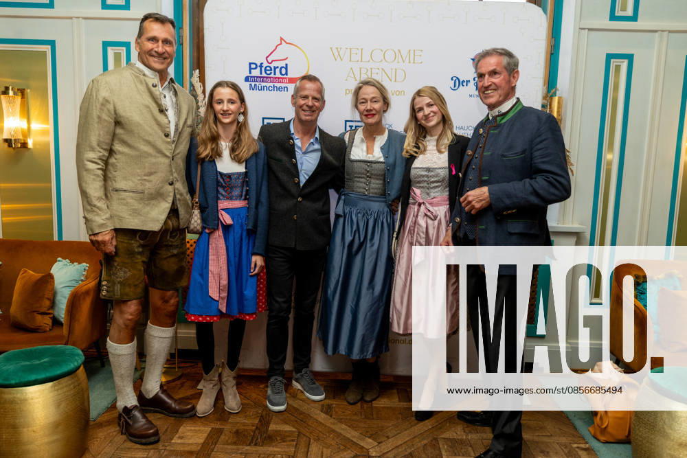 Lars Riedel with daughter Paula , Frank Scheppendahl , Christina Kempkes Pink Ribbon Germany with company and Jürgen Blum Welcome evening of Pferd International Munich in the event location The Resi at Viktualienmarkt in Munich