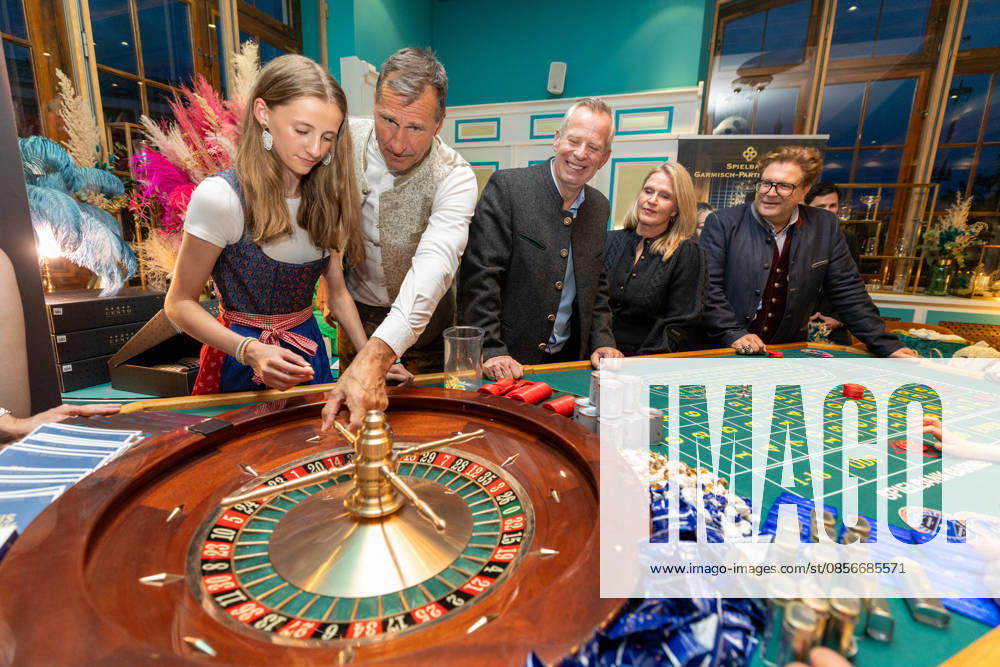 from left to right Lars Riedel with his daughter Hanna at the roulette table Frank Scheppendahl, Kerstin von der Linden , Francis Fulton Smith, Welcome Evening of Pferd International Munich at the event location The Resi at Viktualienmarkt in Munich