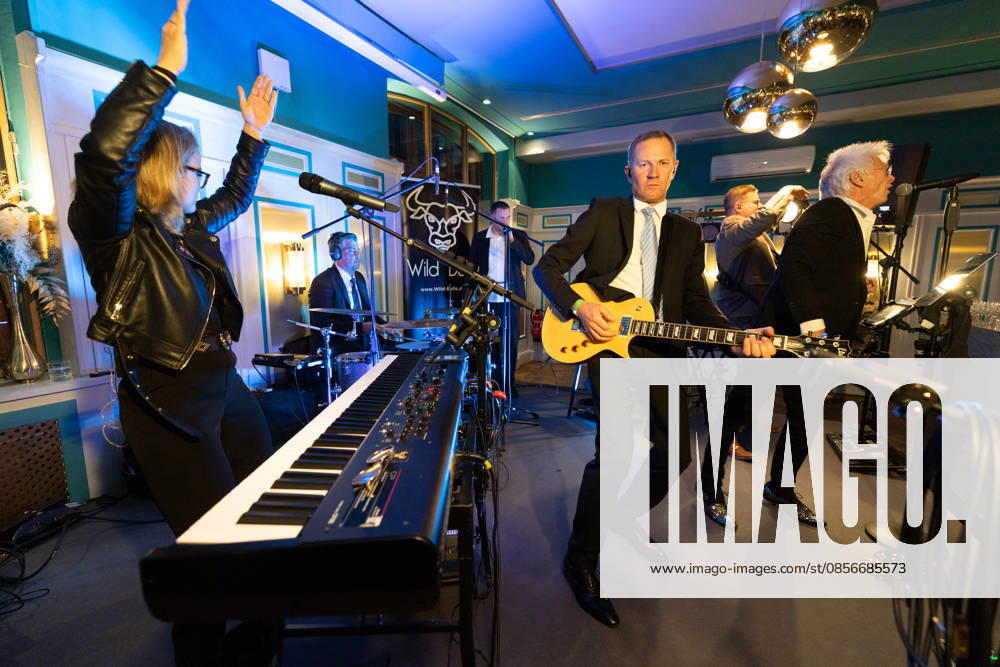 The band WILD BULLS with Hansi Blum on guitar, Wolfi on microphone, Simone on keyboard Welcome evening of Pferd International Munich at the event location The Resi at Viktualienmarkt in Munich