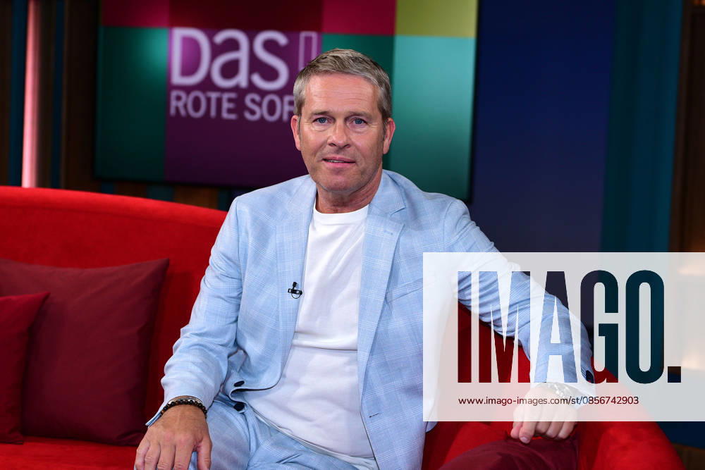 Hinnerk Baumgarten, the presenter on the program DAS Rote Sofa NDR on 15 05 2026 in Hamburg Hinnerk Baumgarten during the Das Rote Sofa tv show at NDR Studios on May 15, 2026 in Hamburg, Germany Maximilian Brueckner as a guest on the show DAS Rote Sofa NDR in Hamburg