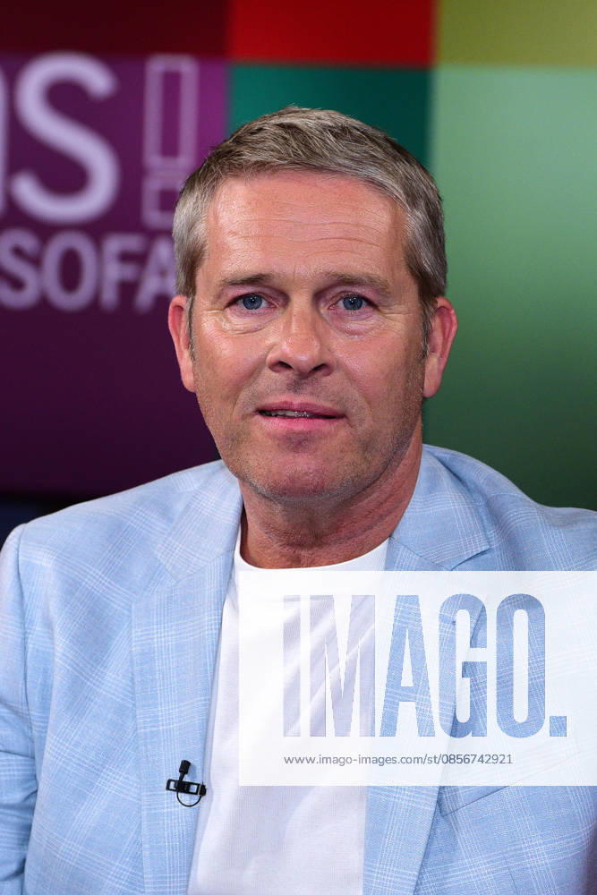 Hinnerk Baumgarten, the presenter on the program DAS Rote Sofa NDR on 15 05 2026 in Hamburg Hinnerk Baumgarten during the Das Rote Sofa tv show at NDR Studios on May 15, 2026 in Hamburg, Germany Maximilian Brueckner as a guest on the show DAS Rote Sofa NDR in Hamburg