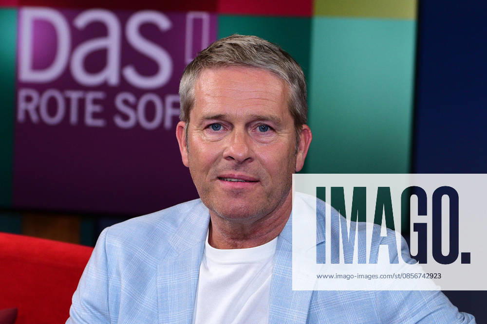 Hinnerk Baumgarten, the presenter on the program DAS Rote Sofa NDR on 15 05 2026 in Hamburg Hinnerk Baumgarten during the Das Rote Sofa tv show at NDR Studios on May 15, 2026 in Hamburg, Germany Maximilian Brueckner as a guest on the show DAS Rote Sofa NDR in Hamburg