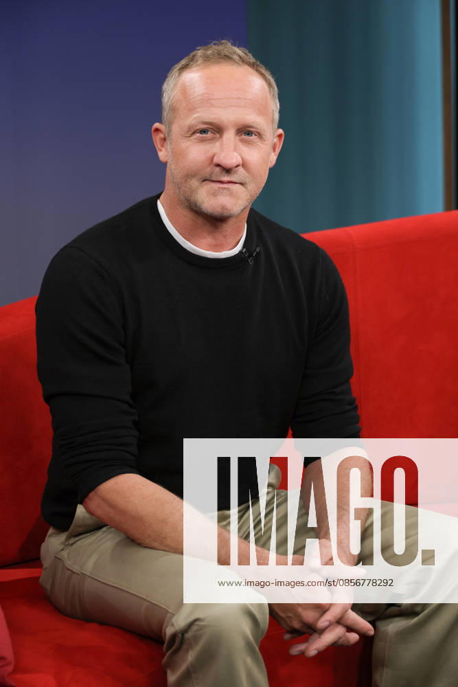 Maximilian Brückner, actor, guest on the television program DAS Rote Sofa, a live talk show on Norddeutscher Rundfunk, photo session on 15 5 2026 in the NDR television studio in Hamburg Lokstedt
