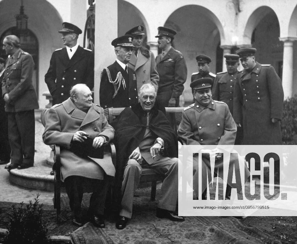 *Die großen Drei , Franklin D. Roosevelt mit Churchill und Stalin auf der Konferenz von Jalta am 9. Februar 1945. Verhandelt wurde die Aufteilung Deutschlands und Europas nach dem Sieg, der Krieg gegen Japan sowie organisatorische Fragen zu den Vereinten Nationen. Krim, Ukraine Franklin D. Roosevelt (30. 01. 1882, New York - 12. 04. 1945, Warm Springs, USA) war Mitglied der Demokratischen Partei der USA und der 32. Präsident der USA. Seine Präsidentschaft währte von 1933 bis 1945. Er gehört zu den bedeutendsten Präsidenten. In eine Amtszeit war er mit vielen Krisen konfrontiert. Innenpolitisch bedrohte die Weltwirtschaftskrise den Lebensstandard großer Teile der amerikanischen Bevölkerung. Er bekämpfte die Krise erfolgreich mit dem New De