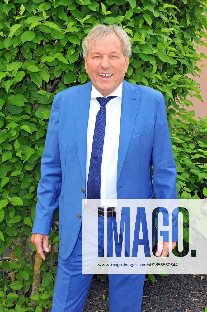 ZDF Fernsehgarten singer Bernhard Brink during the ZDF entertainment show Fernsehgarten on 17 05 2026 in Mainz 20260517MWI122824