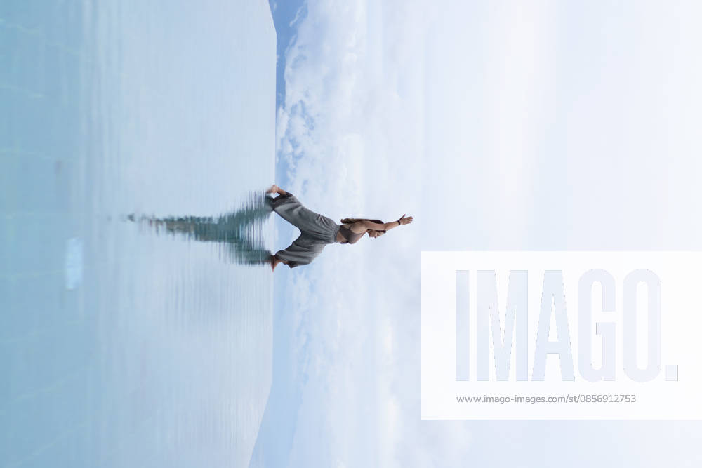 Woman in warrior yoga pose at infinity pool above clouds, Bali Buleleng, Bali, Indonesia CR_YUKI260516D-2021936-01 ,model released, Symbolfoto