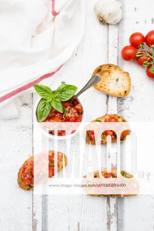 Bruschetta with tomato, basil, garlic and white breah LVF07380