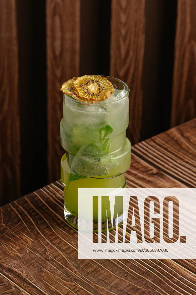 Modern green cocktail with a dried kiwi garnish R_KUAL260517-2031163-01