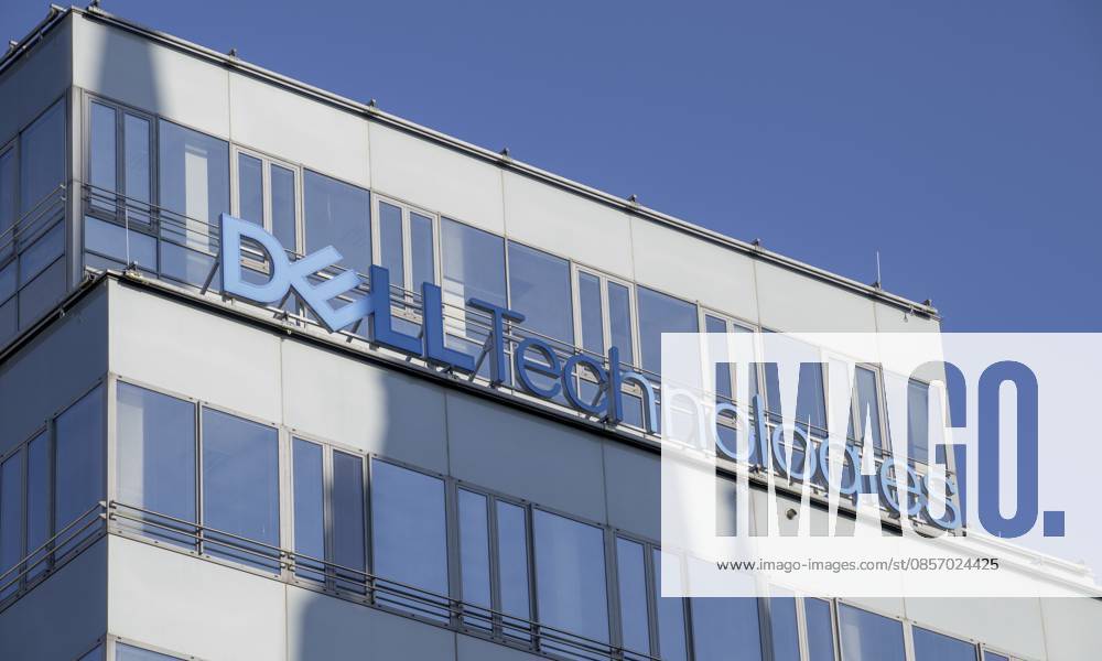 Bratislava, Slowakei — 29. September 2025: Das Schild von Dell Technologies befindet sich auf dem Dach des Gebäudes. Dell Technologies Inc. ist ein amerikanisches multinationales Technologieunternehmen Bratislava, Slovakia - September, 29, 2025 : Dell Technologies sign on the top of he building. Dell Technologies Inc. is an American multinational technology company