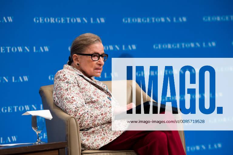 IMAGO ICONS: Ruth Bader Ginsburg Berühmte Feministinnen, Ruth Bader Ginsburg Supreme Court Associate Justice Ruth Bader Ginsburg discusses the Supreme Court?s recent term in a lecture to first year students at the Georgetown University Law Center, on September 26, 2018 in Washington, D.C. WAP20180926327 KEVINxDIETSCH