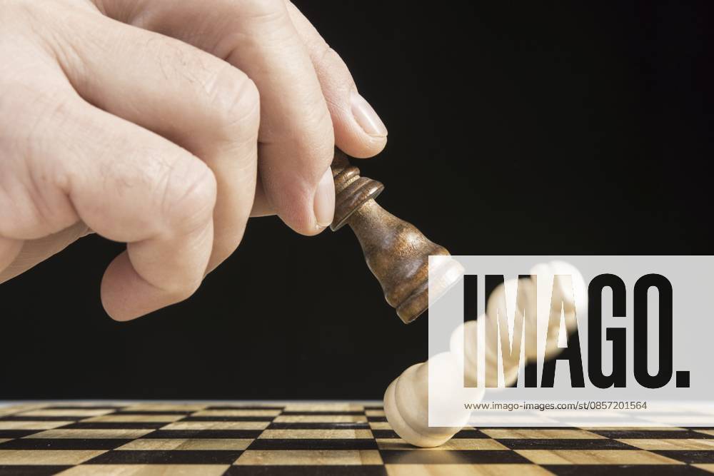 Schachmatt den König während einer Schachpartie Checkmate the king during a game of chess