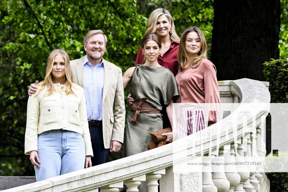 Den Haag, The Netherlands, 2026-05-21 11:42:00 THE HAGUE, 21-05-2026, Clingendael Royal House Spring Photo Session 2026 at Clingendael in The Hague PHOTO: NLBeeld Patrick van EmstIn the photo: King Willem-Alexander and Queen Maxima with their daughters Princess Amalia, Princess Ariane and Princess Alexia Credit: NL Beeld Patrick van Emst