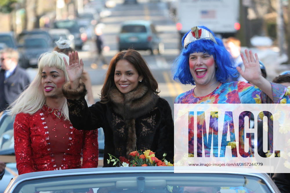 Halle Berry Hasty Pudding Woman of the Year Feb 16, 2006; Cambridge, MA, USA; HALLE BERRY enjoys a parade in her honor through Harvard Square. Berry was at Harvard University to receive the Woman of the Year Award from the Hasty Pudding Theatricals at Harvard University. (L-R) Peter A. Dodd, Cast Vice-President of the Theatricals, 2006, Halle Berry, and John P. Blickstead, President of the Theatricals. Mandatory Credit: Photo by Bethany Versoy ZUMA Press. ( ) Copyright 2006 by Bethany Versoy Cambridge MA USA