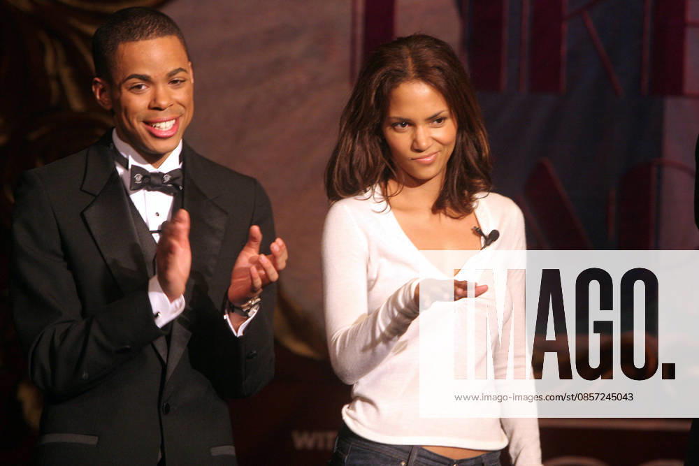 Halle Berry Hasty Pudding Woman of the Year Feb 16, 2006; Cambridge, MA, USA; PETER A DOOD, Cast Vice-President of the Theatricals, 2006, roasts actress HALLE BERRY prior to her receiving the Woman of the Year Award from the Hasty Pudding Theatricals at Harvard University. Mandatory Credit: Photo by Bethany Versoy ZUMA Press. ( ) Copyright 2006 by Bethany Versoy Cambridge MA USA