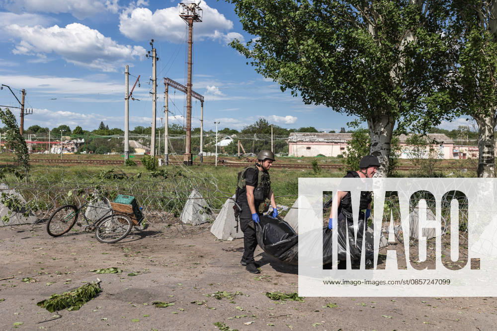 Aftermath of Russian airstrike in Kramatorsk and Druzhkivka DRUZHKIVKA, UKRAINE - MAY 21: Police officers pick up the body of a civilian killed in a Russian airstrike in Druzhkivka, Ukraine, 21 May 2026 Diego Herrera Carcedo Anadolu Druzhkivka Ukraine. Editorial use only. Please get in touch for any other usage.