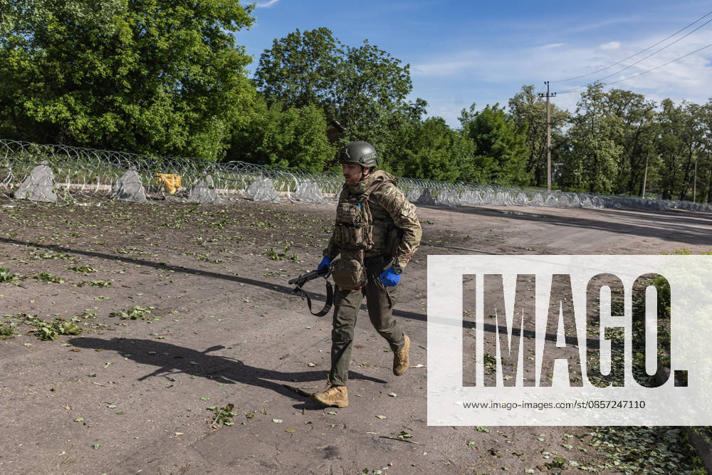 Aftermath of Russian airstrike in Kramatorsk and Druzhkivka DRUZHKIVKA, UKRAINE - MAY 21: A police officer runs after hearing a drone during the evacuation of the body of a civilian killed in a Russian airstrike in Druzhkivka, Ukraine, 21 May 2026 Diego Herrera Carcedo Anadolu Druzhkivka Ukraine. Editorial use only. Please get in touch for any other usage.