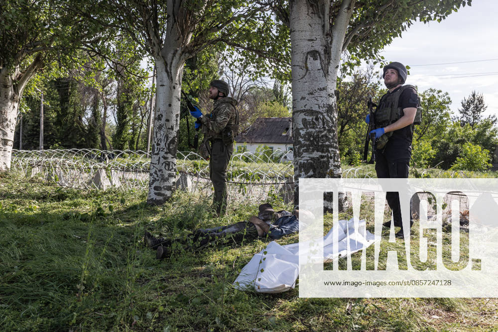 Aftermath of Russian airstrike in Kramatorsk and Druzhkivka DRUZHKIVKA, UKRAINE - MAY 21: (EDITOR S NOTE: Image depicts death) Police officers look up at the sky as they hear an FPV drone during the evacuation of the body of a civilian killed in a Russian airstrike in Druzhkivka, Ukraine, 21 May 2026 Diego Herrera Carcedo Anadolu Druzhkivka Ukraine. Editorial use only. Please get in touch for any other usage.