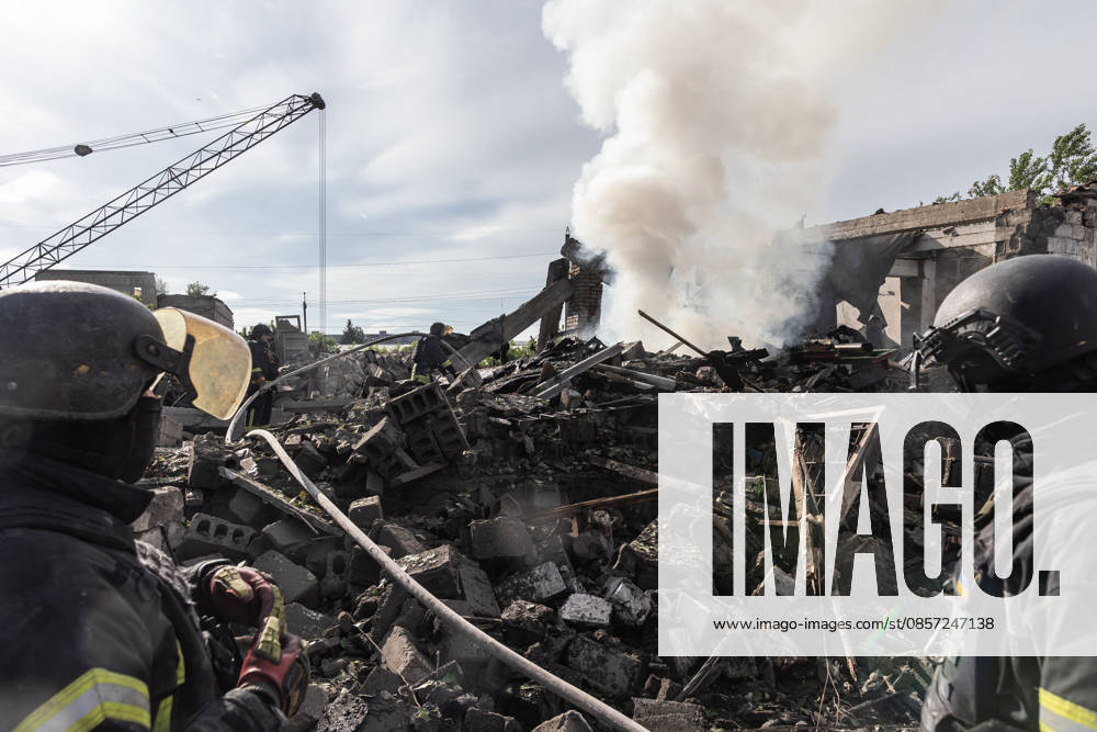 Aftermath of Russian airstrike in Kramatorsk and Druzhkivka KRAMATORSK, UKRAINE - MAY 21: Firefighters extinguish a fire following a Russian airstrike on the city of Kramatorsk, Ukraine, 21 May 2026 Diego Herrera Carcedo Anadolu Druzhkivka Ukraine. Editorial use only. Please get in touch for any other usage.