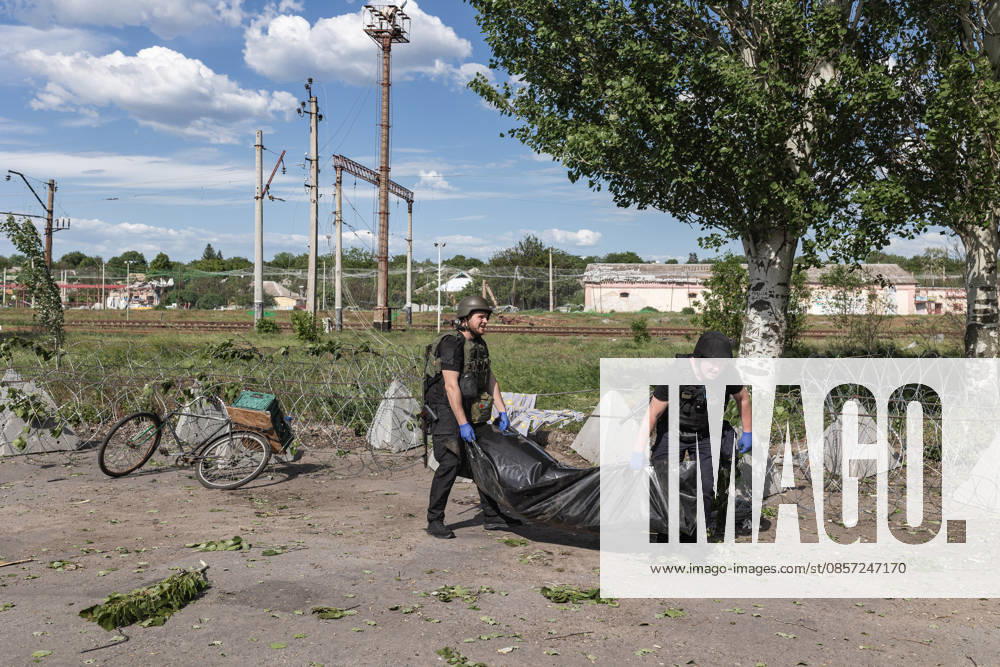 Aftermath of Russian airstrike in Kramatorsk and Druzhkivka DRUZHKIVKA, UKRAINE - MAY 21: Police officers pick up the body of a civilian killed in a Russian airstrike in Druzhkivka, Ukraine, May 21, 2026. Diego Herrera Carcedo Anadolu Druzhkivka Ukraine. Editorial use only. Please get in touch for any other usage.