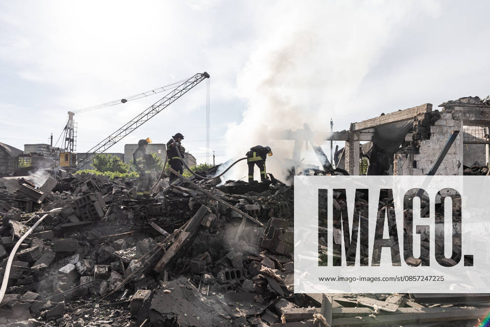 Aftermath of Russian airstrike in Kramatorsk and Druzhkivka KRAMATORSK, UKRAINE - MAY 21: Firefighters extinguish a fire following a Russian airstrike on the city of Kramatorsk, Ukraine, 21 May 2026 Diego Herrera Carcedo Anadolu Druzhkivka Ukraine. Editorial use only. Please get in touch for any other usage.