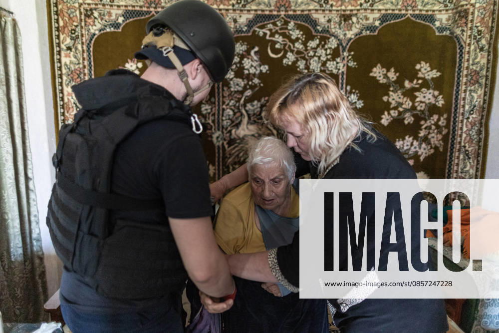 Aftermath of Russian airstrike in Kramatorsk and Druzhkivka DRUZHKIVKA, UKRAINE - MAY 21: Ukrainian emergency services evacuate a woman following ongoing Russian attacks in Druzhkivka, Ukraine, 21 May 2026 Diego Herrera Carcedo Anadolu Druzhkivka Ukraine. Editorial use only. Please get in touch for any other usage.