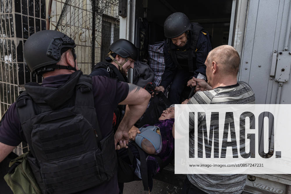 Aftermath of Russian airstrike in Kramatorsk and Druzhkivka DRUZHKIVKA, UKRAINE - MAY 21: Ukrainian emergency services evacuate a woman following ongoing Russian attacks in Druzhkivka, Ukraine, 21 May 2026 Diego Herrera Carcedo Anadolu Druzhkivka Ukraine. Editorial use only. Please get in touch for any other usage.