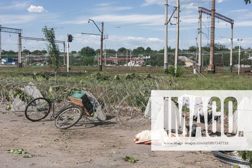 Aftermath of Russian airstrike in Kramatorsk and Druzhkivka DRUZHKIVKA, UKRAINE - MAY 21: (EDITOR S NOTE: Image depicts death) The body of a civilian lying next to his bicycle, killed following a Russian airstrike in Druzhkivka, Ukraine, 21 May 2026 Diego Herrera Carcedo Anadolu Druzhkivka Ukraine. Editorial use only. Please get in touch for any other usage.