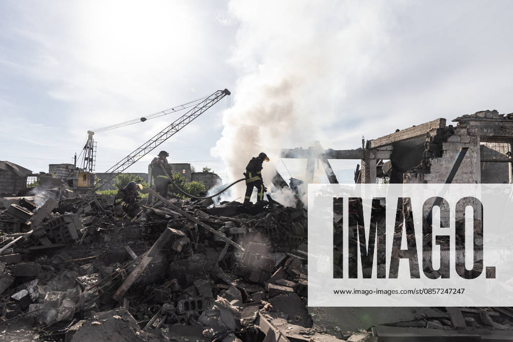 Aftermath of Russian airstrike in Kramatorsk and Druzhkivka KRAMATORSK, UKRAINE - MAY 21: Firefighters extinguish a fire following a Russian airstrike on the city of Kramatorsk, Ukraine, 21 May 2026 Diego Herrera Carcedo Anadolu Druzhkivka Ukraine. Editorial use only. Please get in touch for any other usage.
