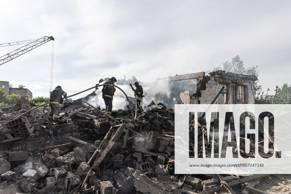 Aftermath of Russian airstrike in Kramatorsk and Druzhkivka KRAMATORSK, UKRAINE - MAY 21: Firefighters extinguish a fire following a Russian airstrike on the city of Kramatorsk, Ukraine, 21 May 2026 Diego Herrera Carcedo Anadolu Druzhkivka Ukraine. Editorial use only. Please get in touch for any other usage.