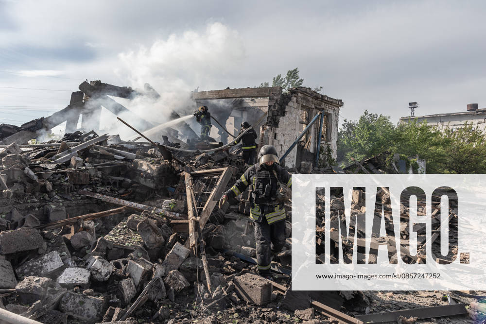 Aftermath of Russian airstrike in Kramatorsk and Druzhkivka KRAMATORSK, UKRAINE - MAY 21: Firefighters extinguish a fire following a Russian airstrike on the city of Kramatorsk, Ukraine, 21 May 2026 Diego Herrera Carcedo Anadolu Druzhkivka Ukraine. Editorial use only. Please get in touch for any other usage.